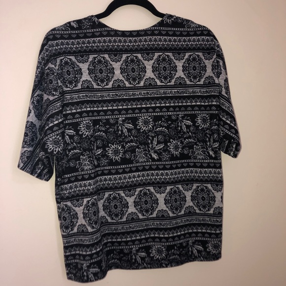 🌸Patterned Cardigan🌸 - Picture 2 of 5